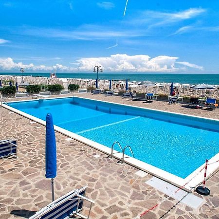Sea View Apartment With Swimming Pool Lido di Jesolo Exterior photo