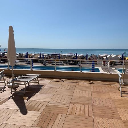 Sea View Apartment With Swimming Pool Lido di Jesolo Exterior photo