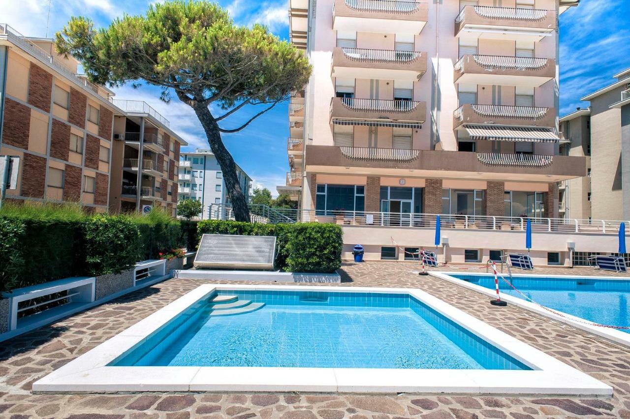 Sea View Apartment With Swimming Pool Lido di Jesolo Exterior photo