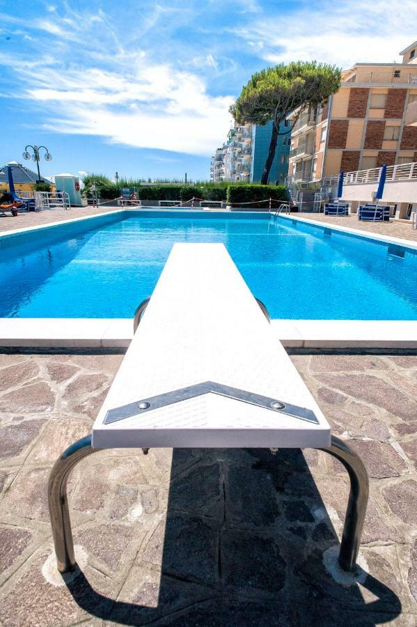 Sea View Apartment With Swimming Pool Lido di Jesolo Exterior photo