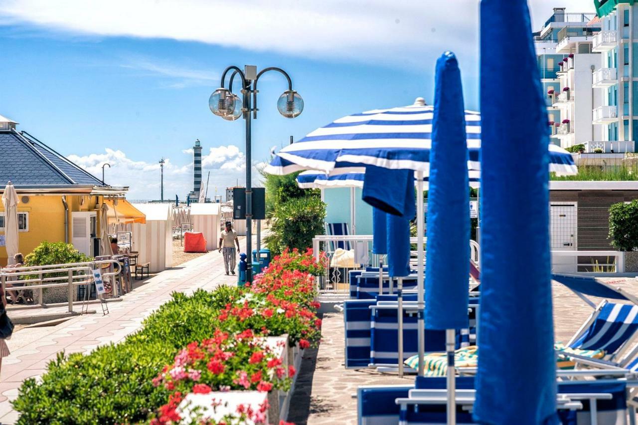 Sea View Apartment With Swimming Pool Lido di Jesolo Exterior photo