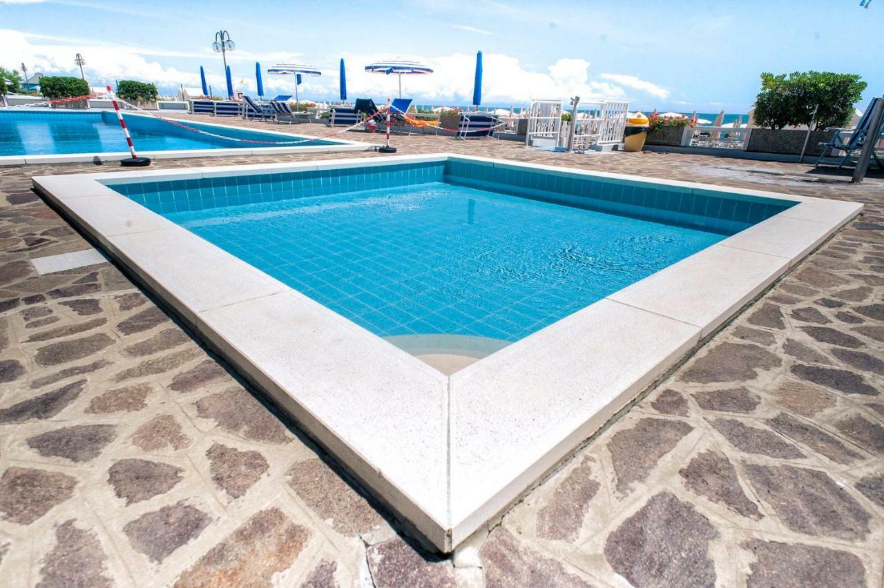 Sea View Apartment With Swimming Pool Lido di Jesolo Exterior photo
