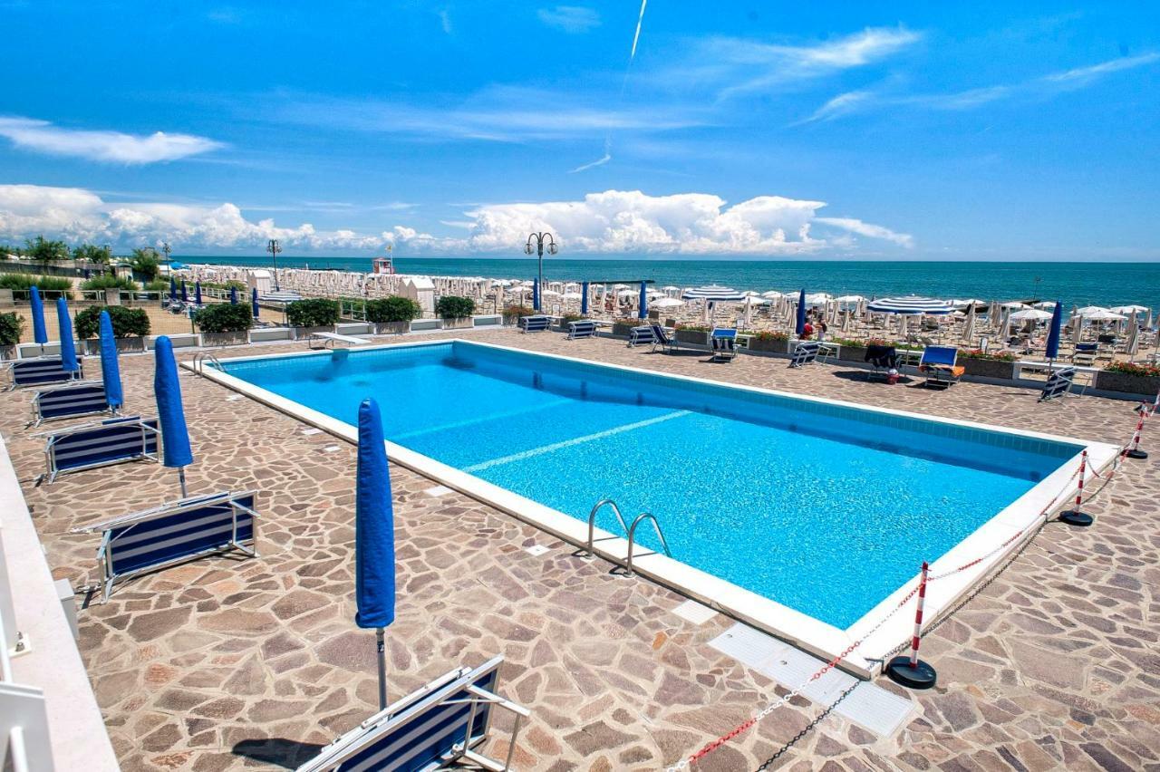 Sea View Apartment With Swimming Pool Lido di Jesolo Exterior photo