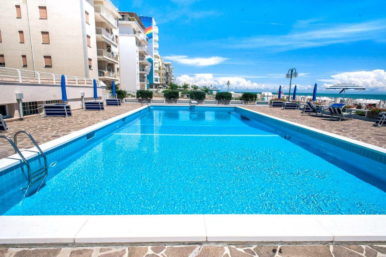 Sea View Apartment With Swimming Pool Lido di Jesolo Exterior photo