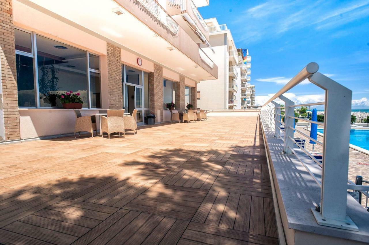 Sea View Apartment With Swimming Pool Lido di Jesolo Exterior photo
