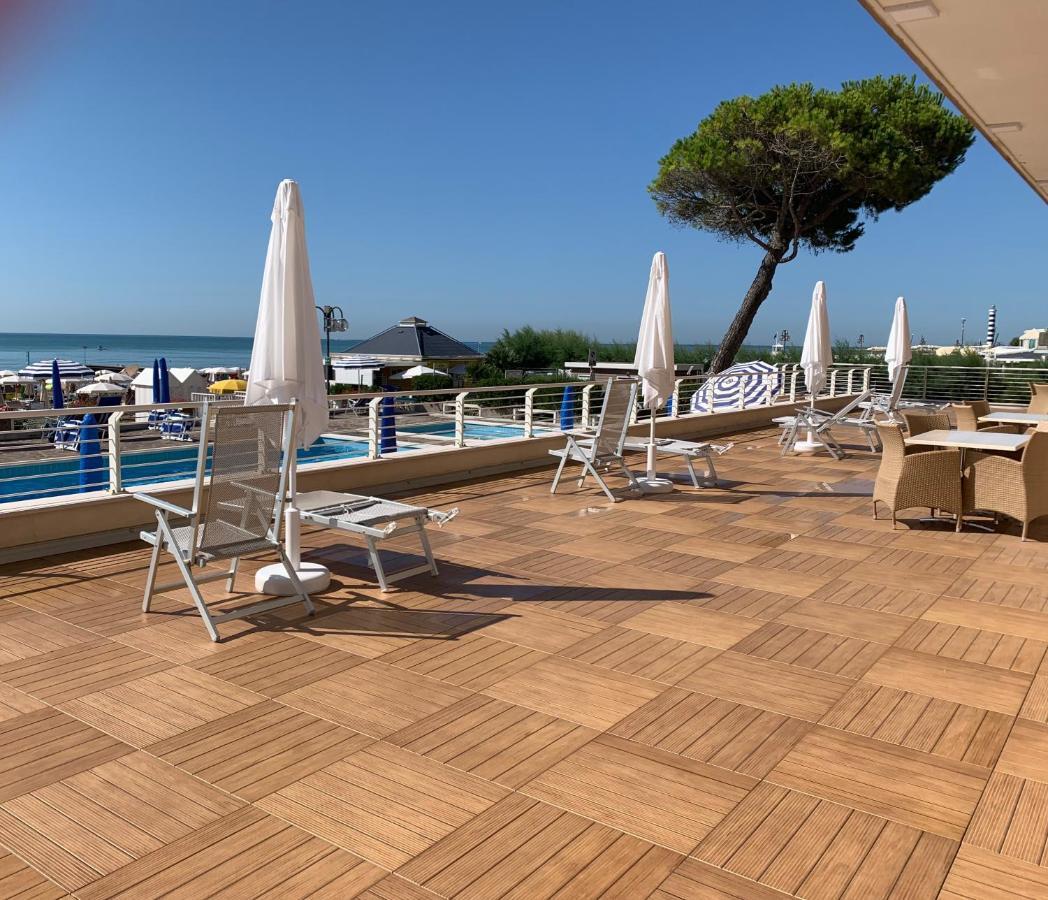 Sea View Apartment With Swimming Pool Lido di Jesolo Exterior photo