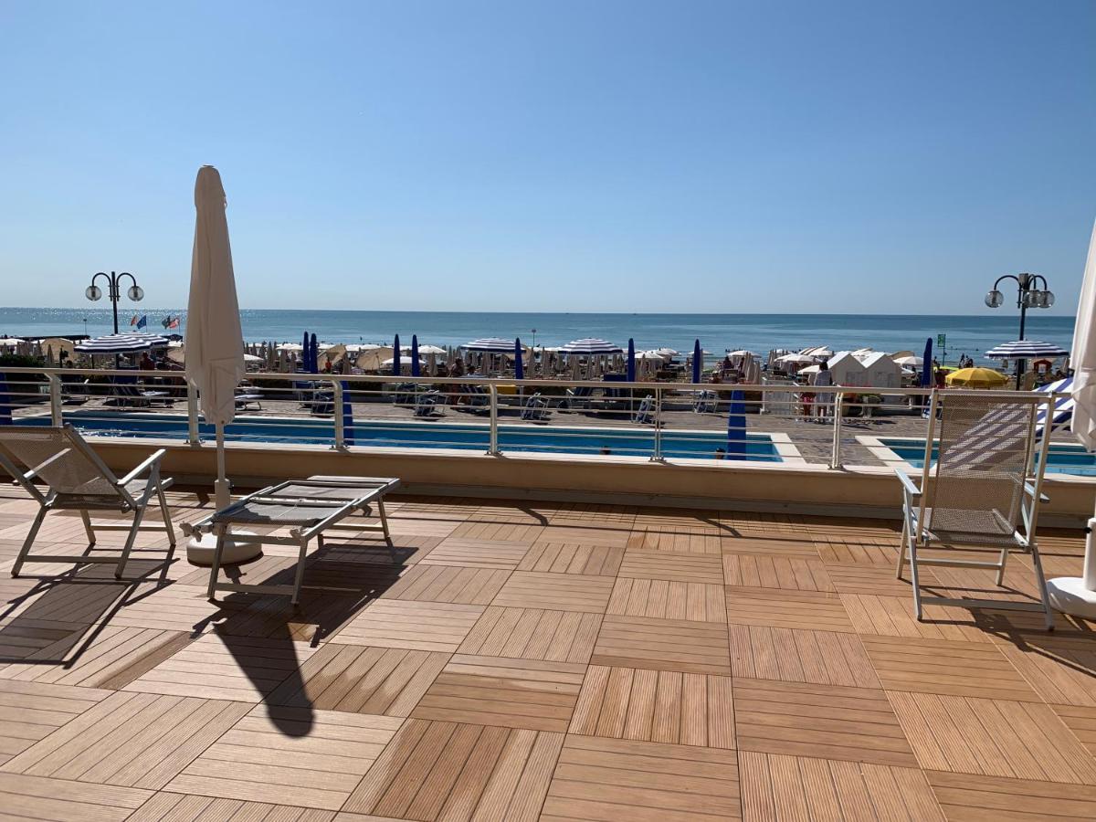 Sea View Apartment With Swimming Pool Lido di Jesolo Exterior photo